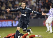 开云平台-恩比德主宰比赛走向，开拓者打穿鹈鹕，双线战场的统治力叙事